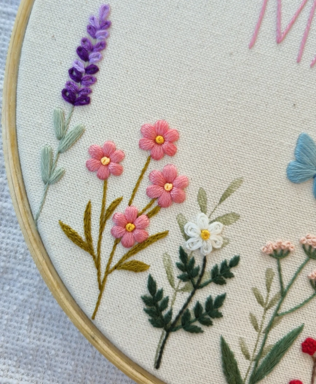 Porta Maternidade Floral com Nome e Borboletas | Bordado à Mão Personalizado