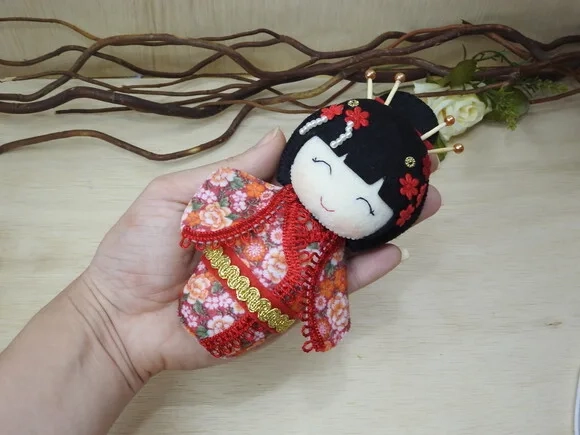Boneca Kokeshi em feltro 15 cm