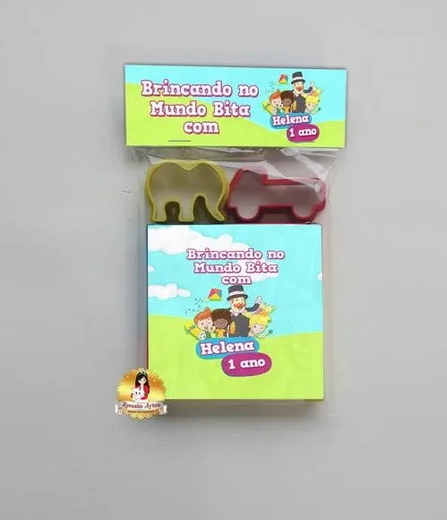 Massinha na Lapela com Forminhas Mundo Bita