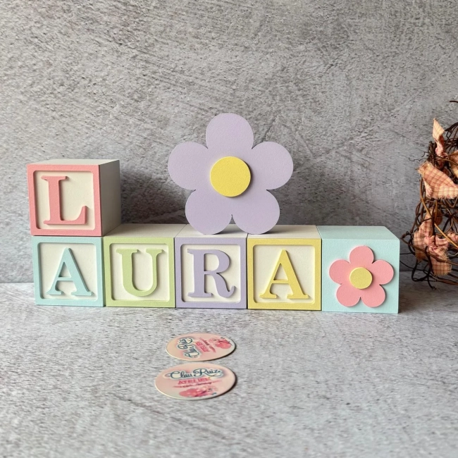 Cubos Decorativos Nome do Bebê 6x6 cm com Flor em MDF Tons Pastel - Personalizados para Nicho ou Prateleira