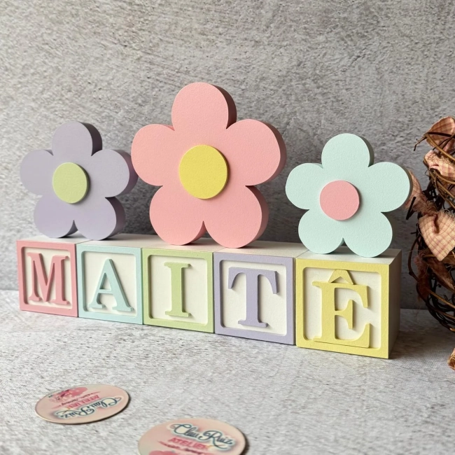 Cubos Decorativos Personalizados 6x6 cm com Trio de Flores em MDF para Quarto de Bebê