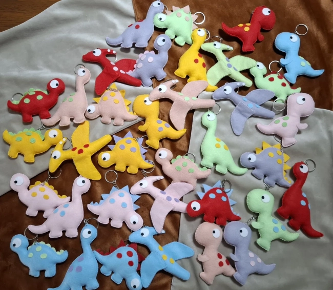 Chaveiro de Dinossauro feito em feltro