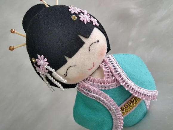 Boneca Kokeshi em feltro - 20 cm