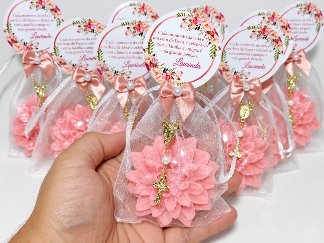 Lembrancinha 90 Anos: Sabonete Flor Dália com Mini Terço