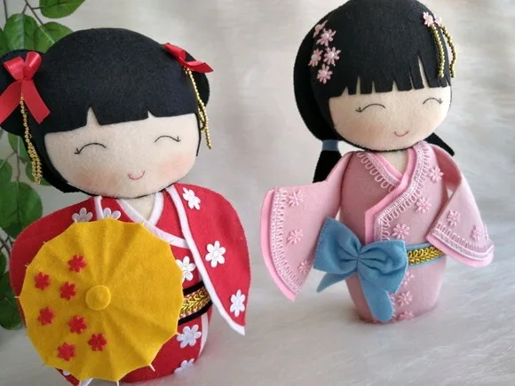 Boneca Kokeshi em feltro - 18 cm (as duas peças)