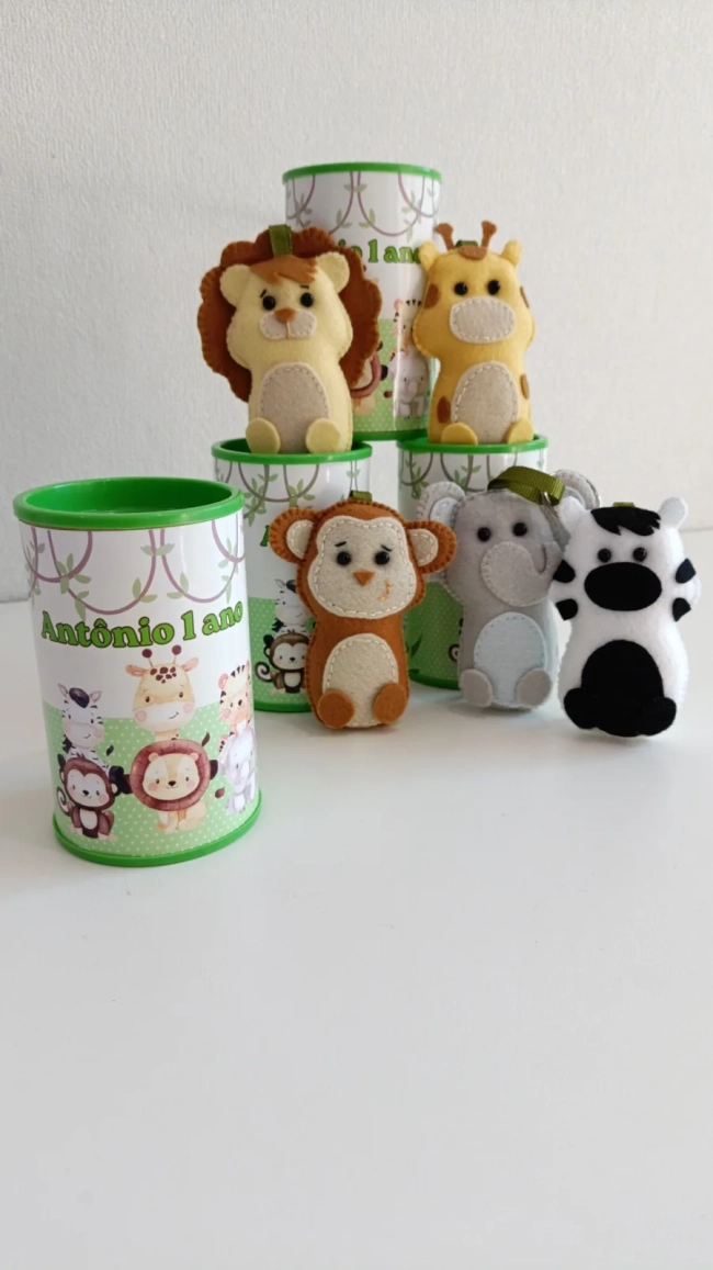 Cofre com chaveiro em feltro personalizado.