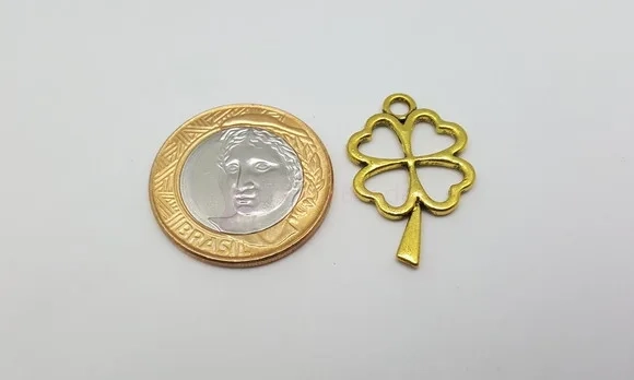 Pingente Trevo de Metal Dourado 3cm Pacote com 10 Unidades