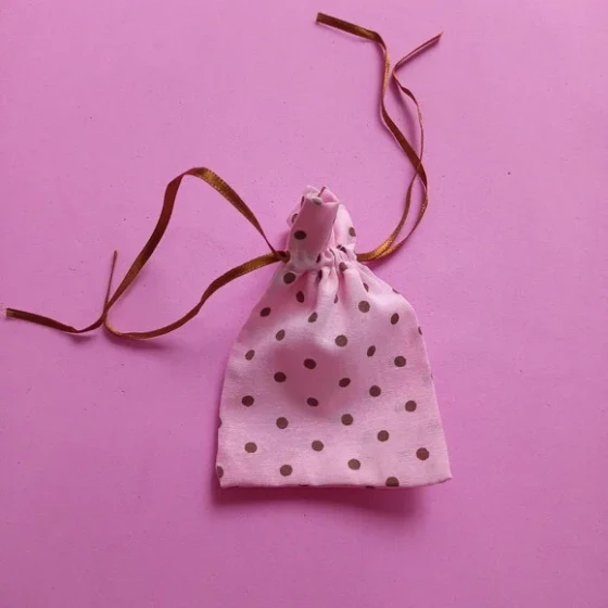 Saquinho Algodão Rosa Bolinha Marrom com Fita 7x11cm