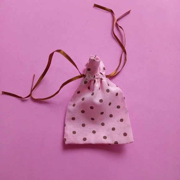 Saquinho Algodão Rosa Bolinha Marrom com Fita 7x11cm