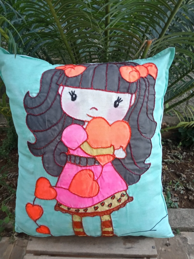 Almofada menina amorosa