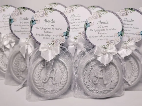 Lembrancinha 90 Anos: Sabonete Letra Inicial Personalizada
