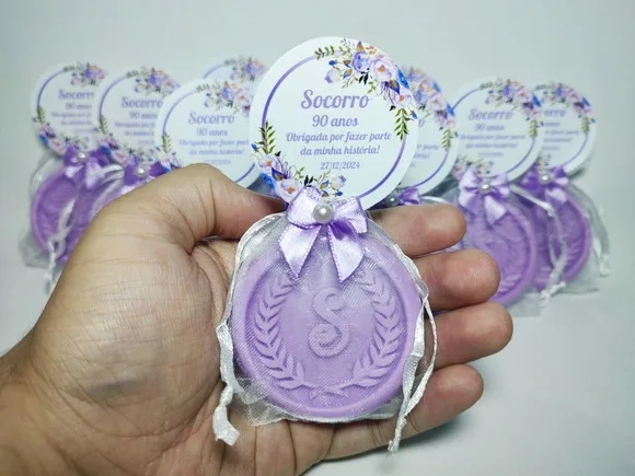 Lembrancinha 90 Anos: Sabonete Letra Inicial Personalizada