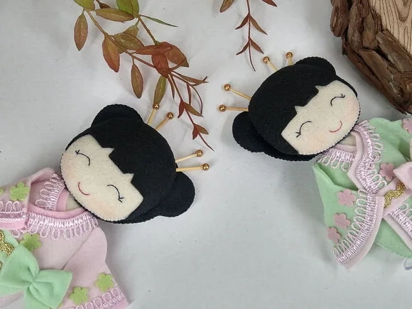 2 Boneca Kokeshi em Feltro 15 cm * Chamar Chat