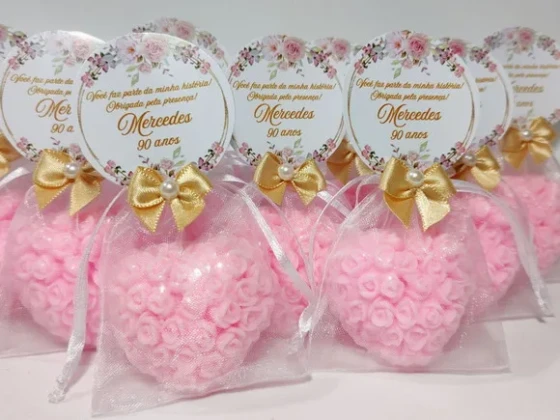 Lembrancinha de Aniversário 90 Anos: Sabonete Coração Floral