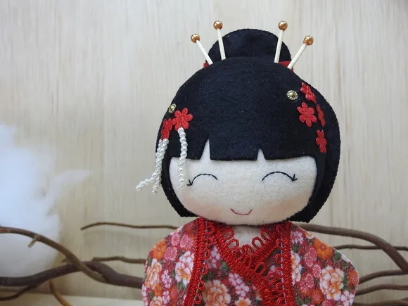 Boneca Kokeshi em feltro - 20 cm