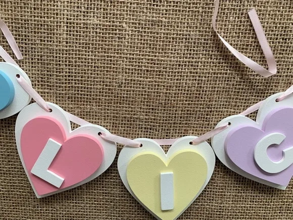Porta Maternidade Varal de Coração Candy Colors - Decoração Para Bebês
