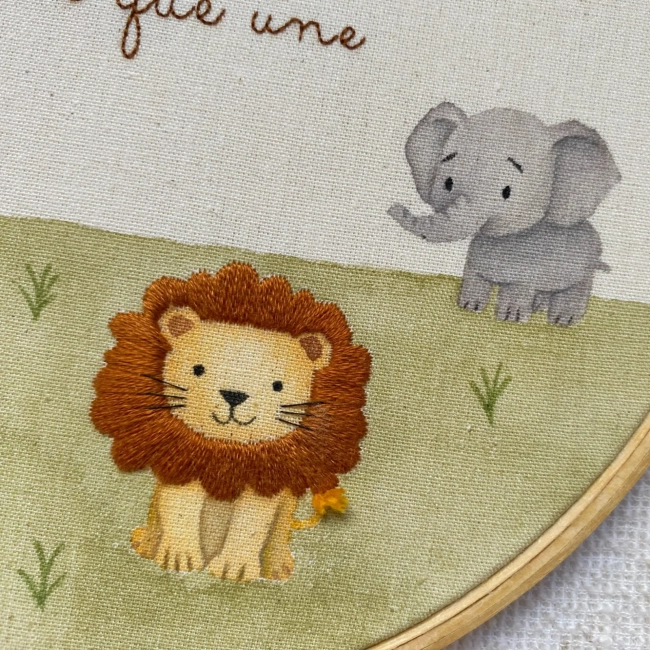 Porta Maternidade Safari com Nome | Leão, Girafa e Elefante Bordado e Aquarela