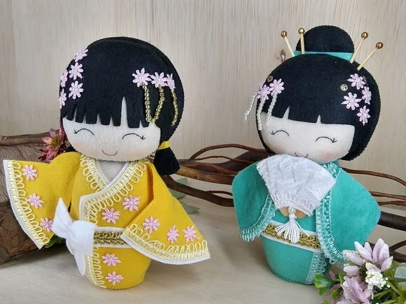 Boneca Kokeshi em feltro - 20 cm