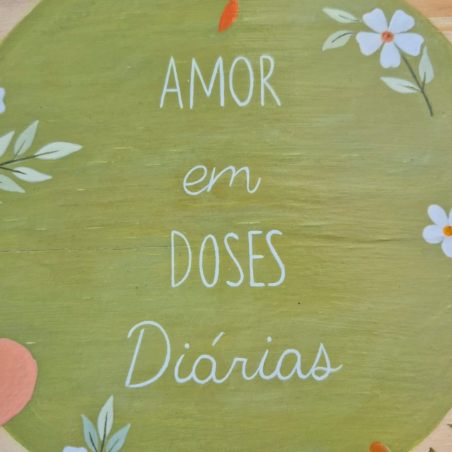 Placa Decorativa de Madeira Amor em Doses Diárias | Pintada à Mão