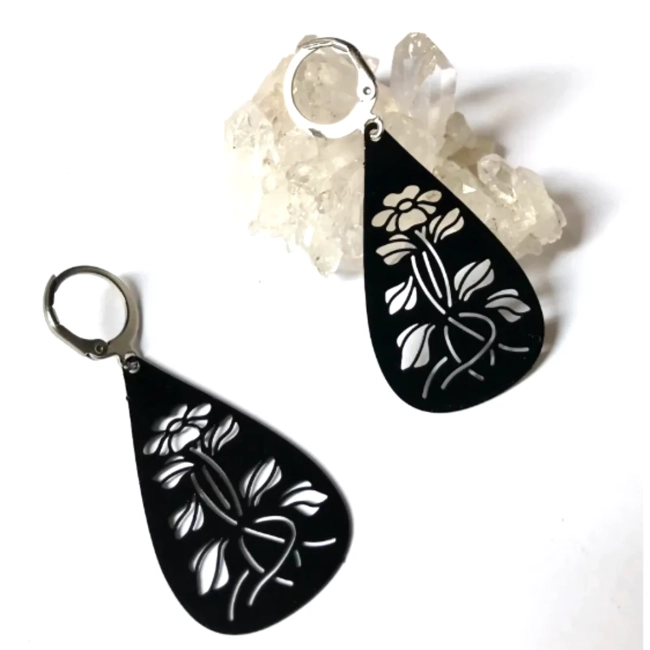 Brinco Gota Negra com Flores – Super Leve e Inox
