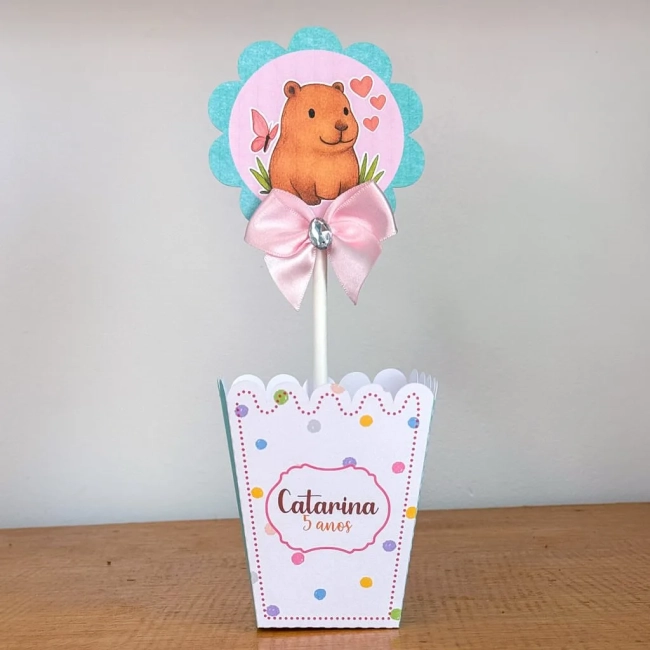 PEGUE E MONTE - Centro de Mesa CAPIVARA MENINA - Decoração de Festa | Lembrancinhas | Aniversário | Personalizados