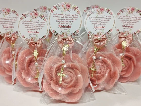 Lembrancinha 80 Anos: Sabonete Rosa Elegance com Mini Terço