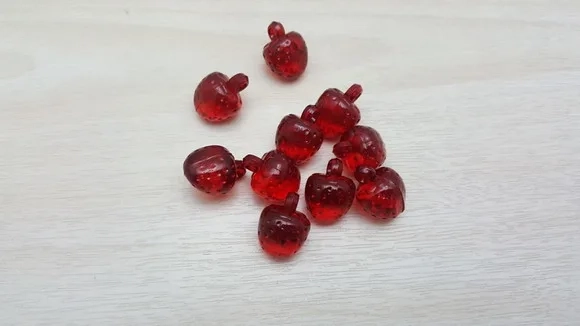 Pingente Mini Morango Acrílico Vermelho de 2cm- Pct c/ 20 un