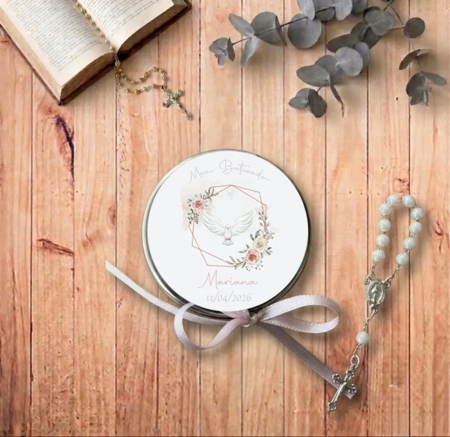 Latinha com mini terço lembrança batizado