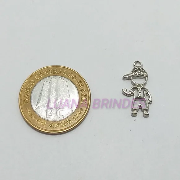 Pingente Menininho de Metal Prateado - pct com 10 unidades