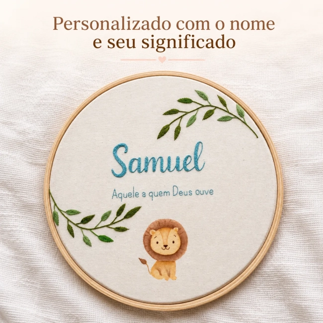 Porta Maternidade Leãozinho Personalizado com Nome e Significado | Bordado à Mão e Aquarela