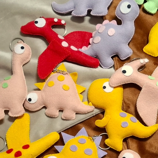 Chaveiro de Dinossauro feito em feltro