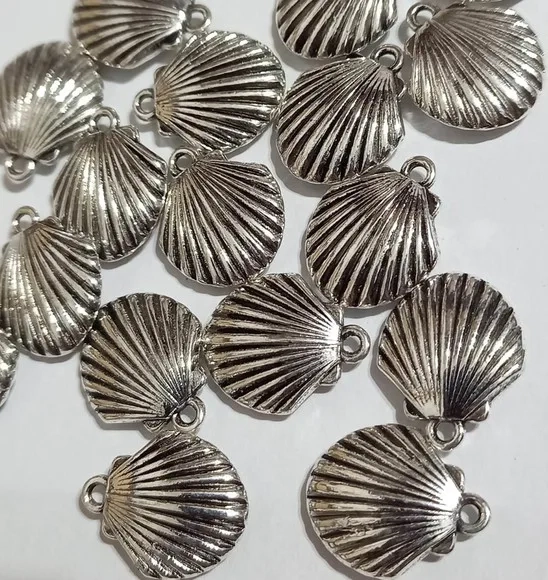 Pingente de Concha Prateada de 1,8cm de Metal - 8 Unidades