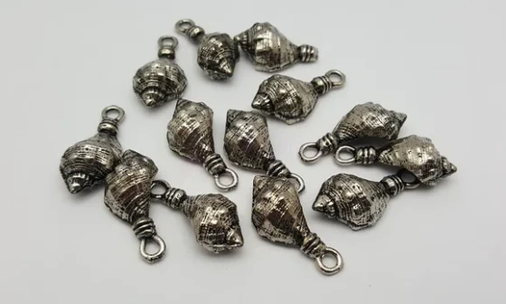Pingente Concha de Metal Prata Velha -2,8cm-pct c/11 unid