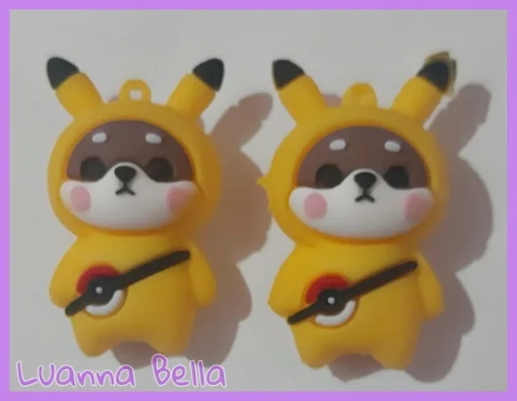 Pingente Ursinho c/Roupa Pikachu de Borracha 5cm-Pct 2 Unid