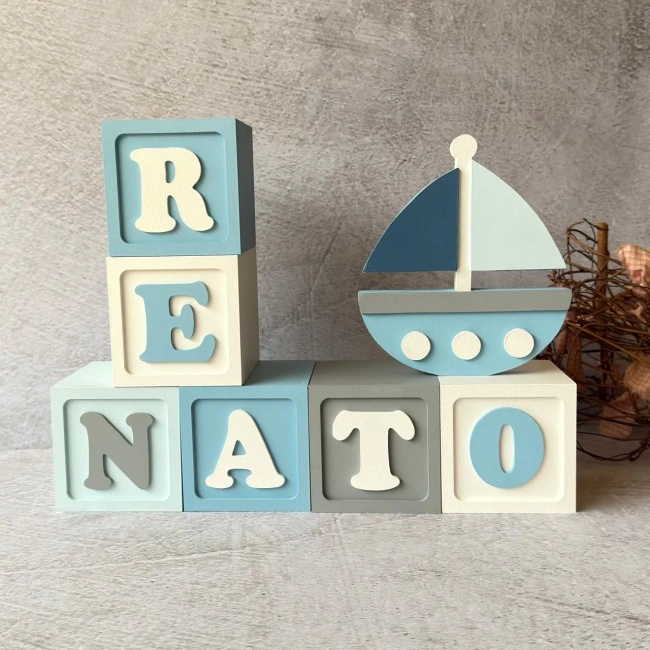 Barquinho Enfeite + Nomes em Cubo - Decoração Bebê 8x8cm