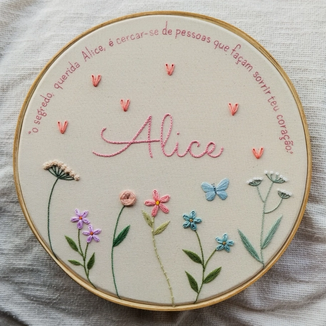 Porta Maternidade Frase Alice | Bordado à Mão