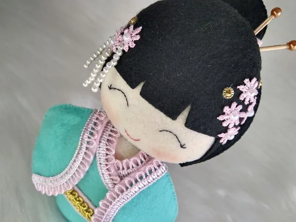 Boneca Kokeshi em feltro - 20 cm