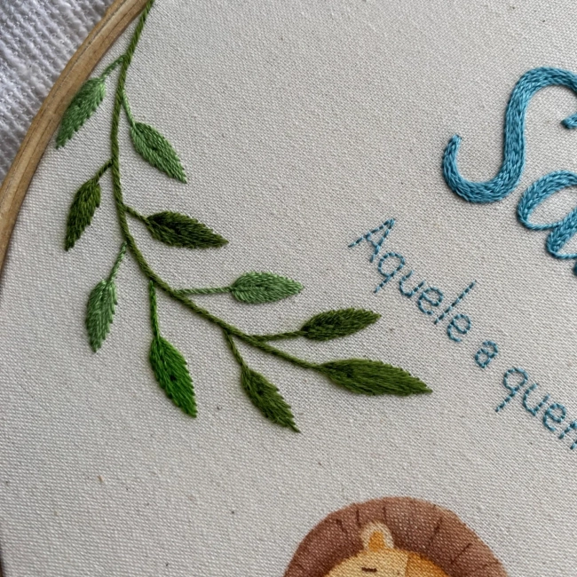 Porta Maternidade Leãozinho Personalizado com Nome e Significado | Bordado à Mão e Aquarela