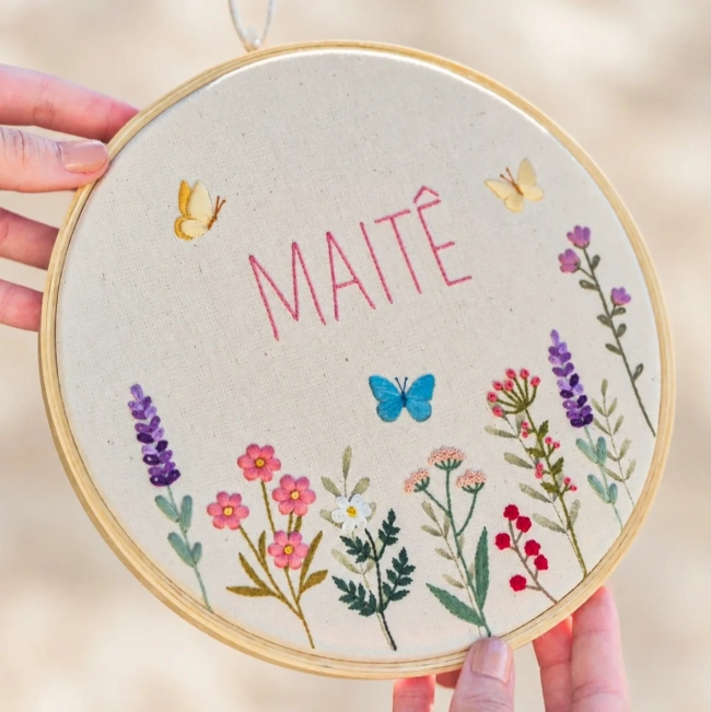 Porta Maternidade Floral com Nome e Borboletas | Bordado à Mão Personalizado