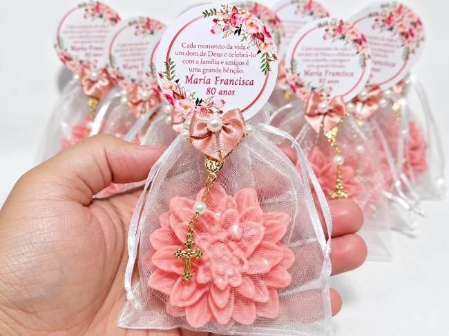 Lembrancinha 80 Anos: Sabonete Flor Dália com Mini Terço