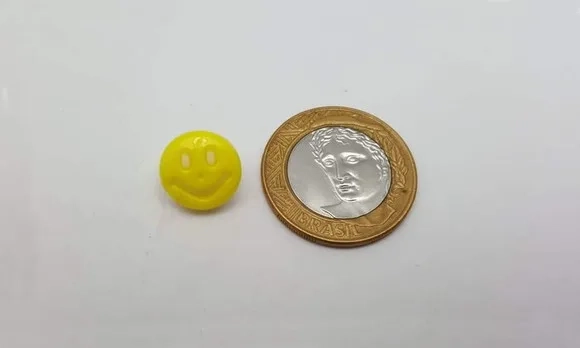 Aplique Botão de Carinha Amarela de 1,3cm - Com 20 Unidades