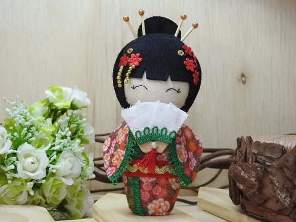 Boneca Kokeshi em feltro 15 cm