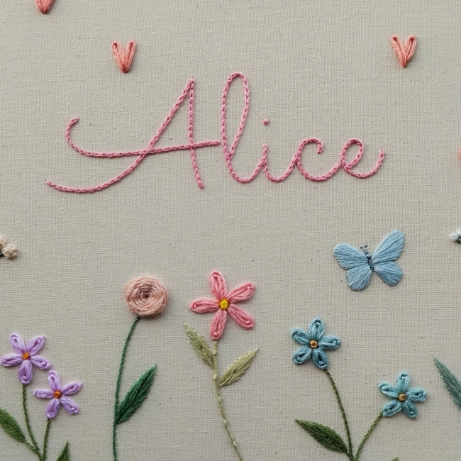 Porta Maternidade Frase Alice | Bordado à Mão