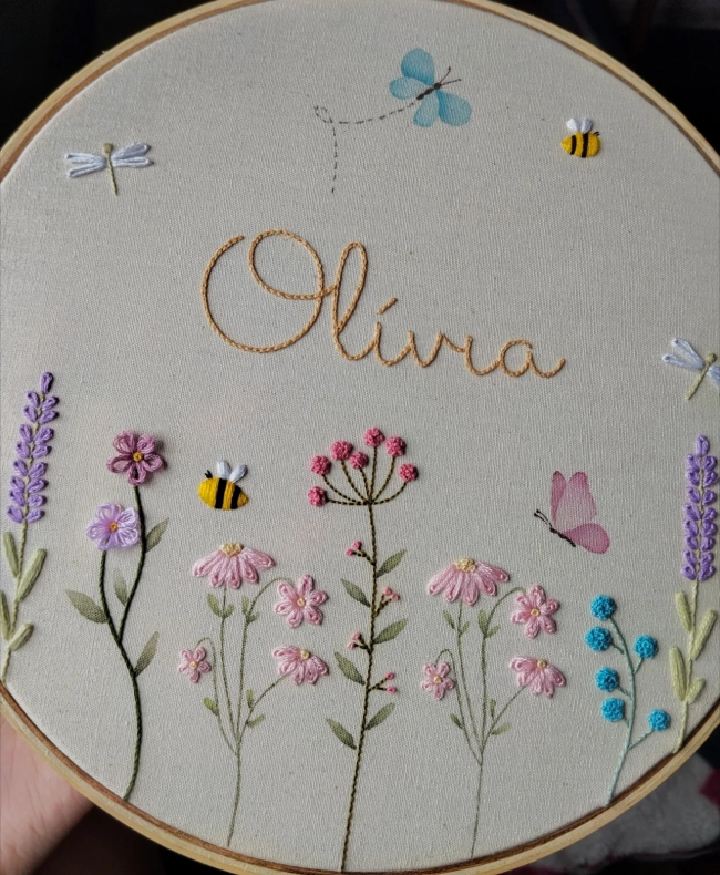 Porta Maternidade Jardim com Nome, Flores e Borboletas | Bordado e Aquarela