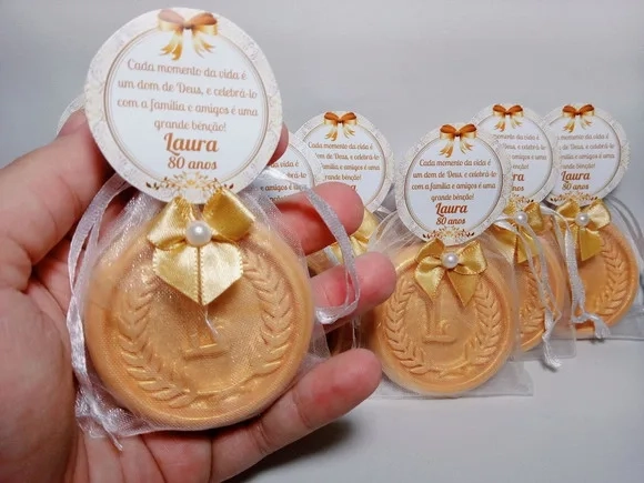 Lembrancinha 80 Anos: Sabonete Letra Inicial Personalizada