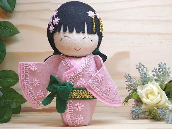 Boneca Kokeshi em feltro - 18 cm