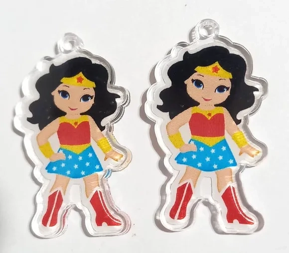 Pingente Mulher Maravilha de Acrílico Adesivado 4cm - 1 Peça