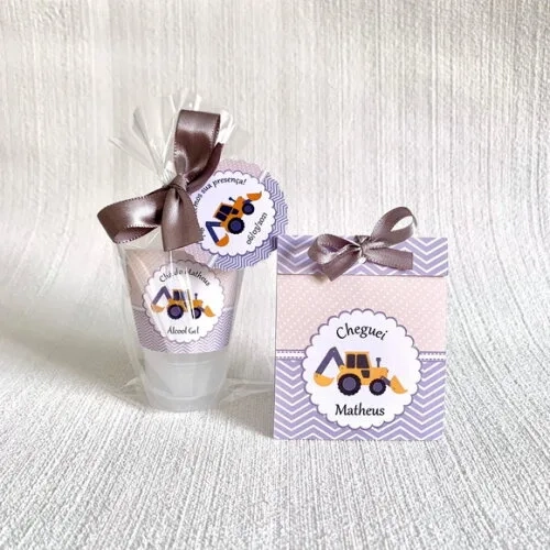 Lembrancinha Maternidade Kit álcool gel + sementinha Trator