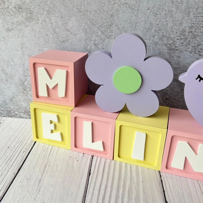 Cubos Decorativos Personalizados 6x6 cm com Passarinho 8 cm e Flor 10cm em MDF para Quarto de Bebê e Festa Infantil