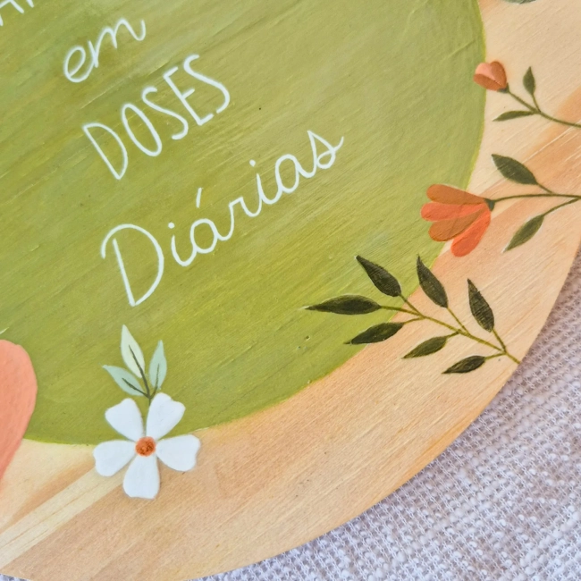 Placa Decorativa de Madeira Amor em Doses Diárias | Pintada à Mão